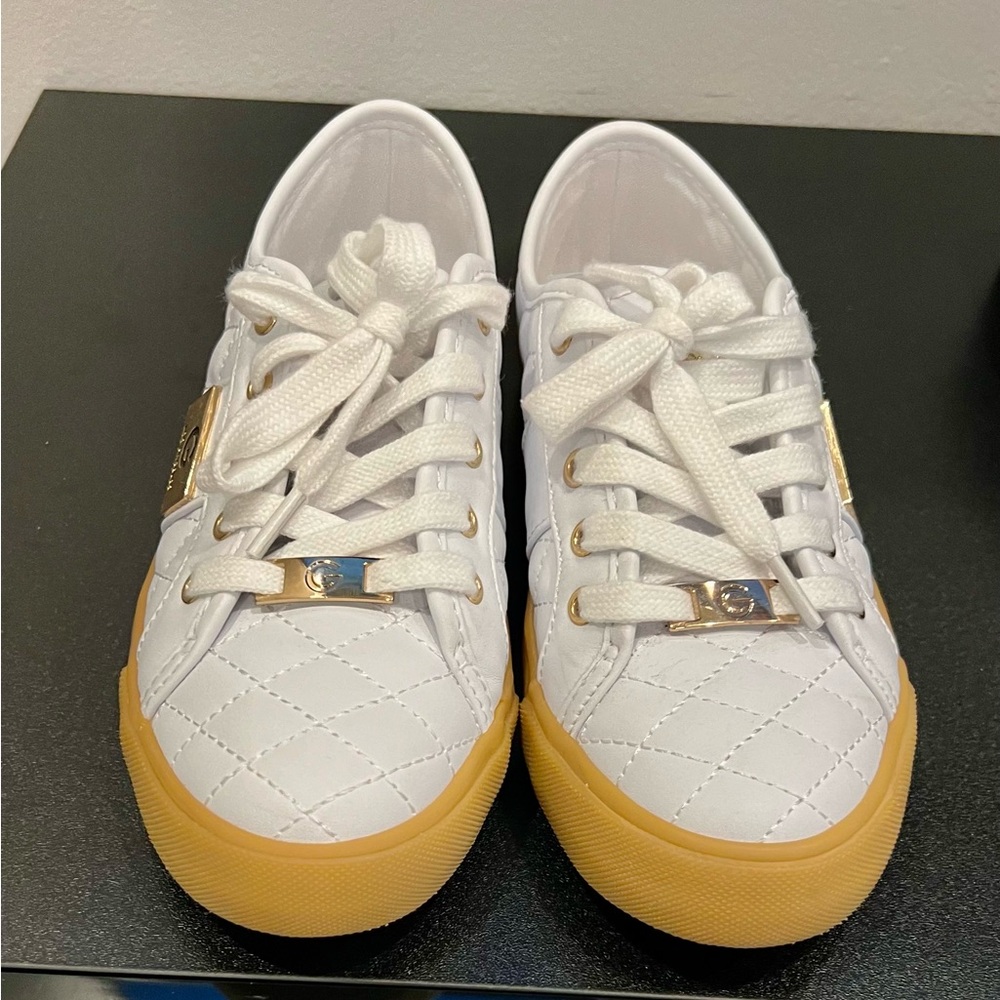 GBG Los Angeles Baker 2R Woman Sneaker Size:6 Man Made Upper . Closure : Lace up